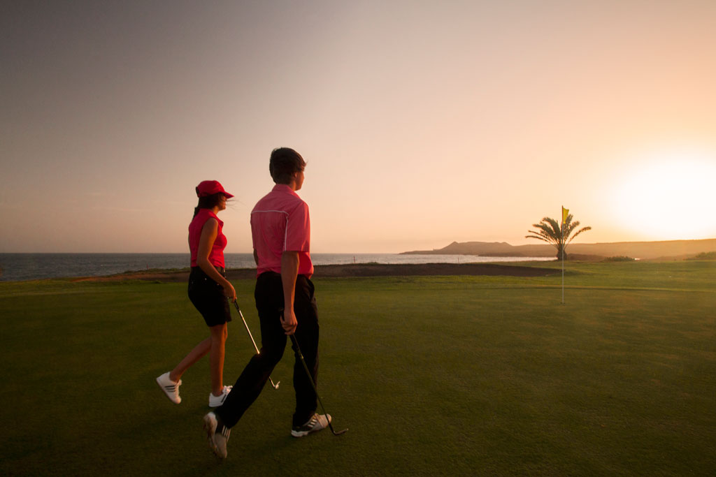 Persone che giocano a golf al tramonto sulla costa di Tenerife.