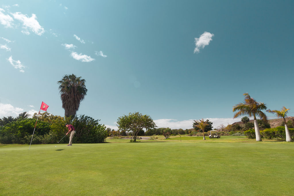 Golfista al campo da golf di Buenavista del Norte, Tenerife.
