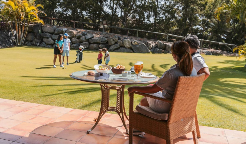 Persone che giocano a golf e mangiano in un club a Tenerife.