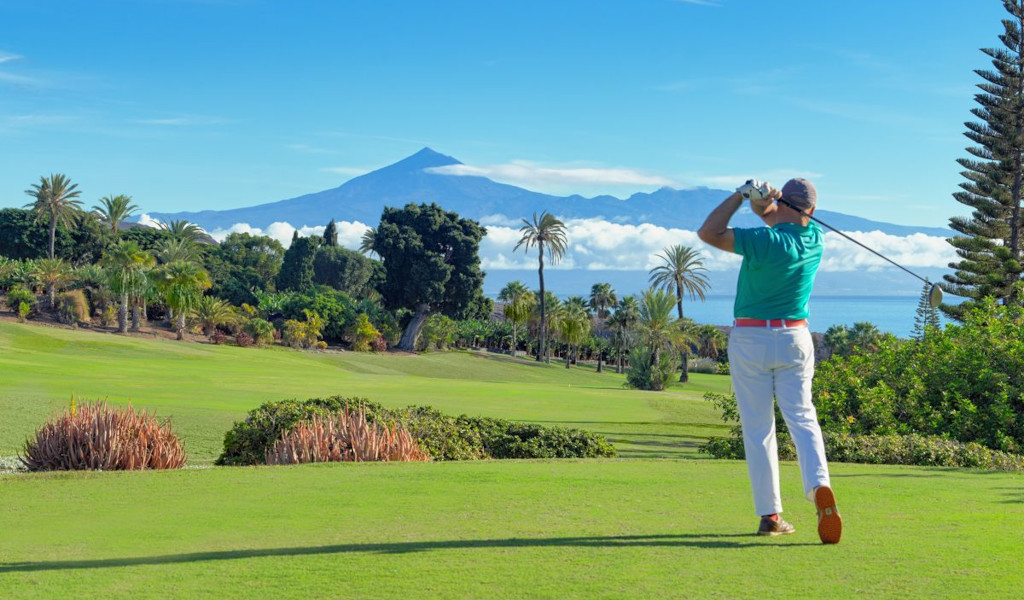 Golfista in azione con il Monte Teide sullo sfondo a Tenerife.