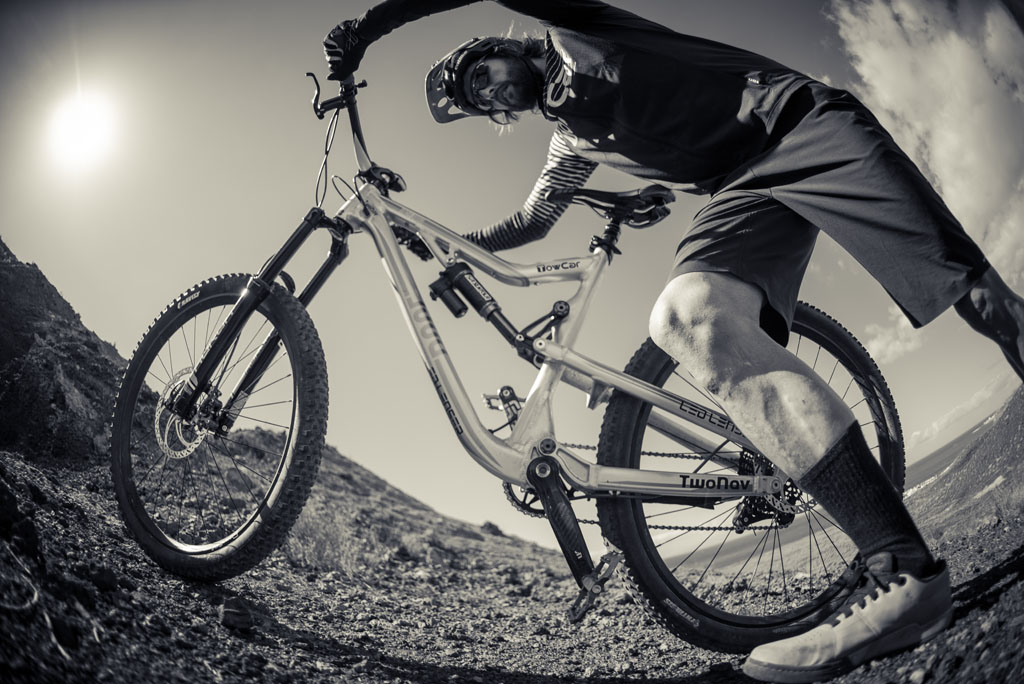 Persona che va in mountain bike su un sentiero a Tenerife.