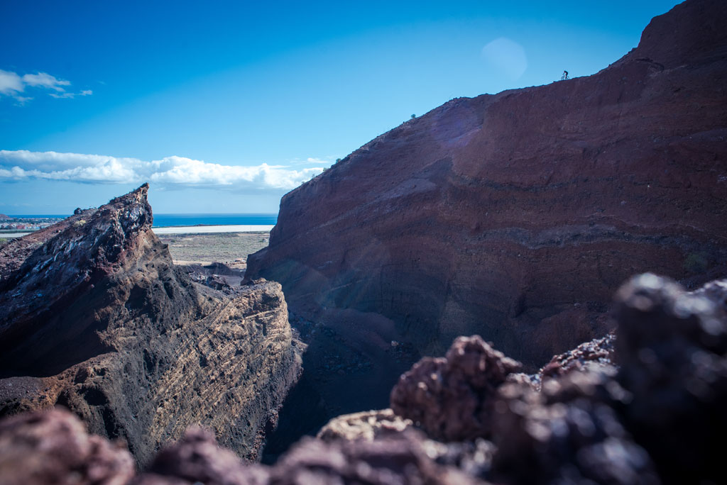 Paesaggio vulcanico con scogliere scure e vista sul mare a Tenerife.