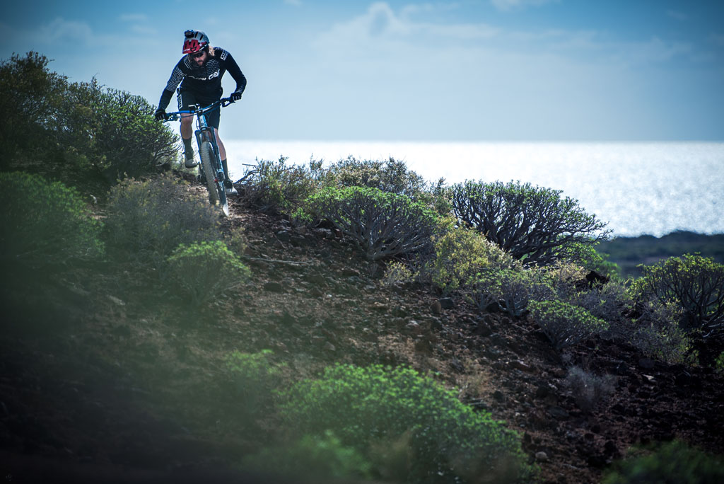 Ciclista su un sentiero vicino alla costa a Tenerife.