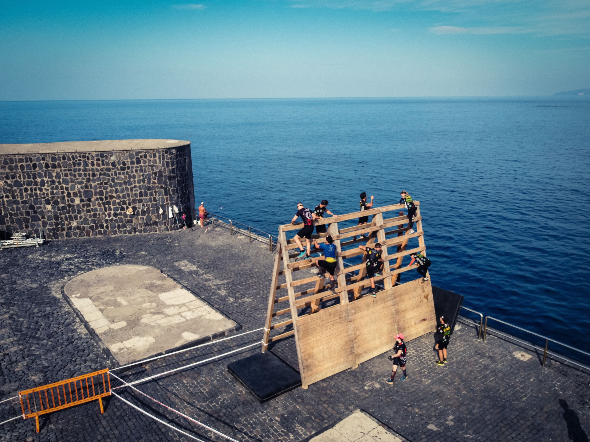 Persone che scalano una struttura di legno sul mare a Puerto de la Cruz, Tenerife.