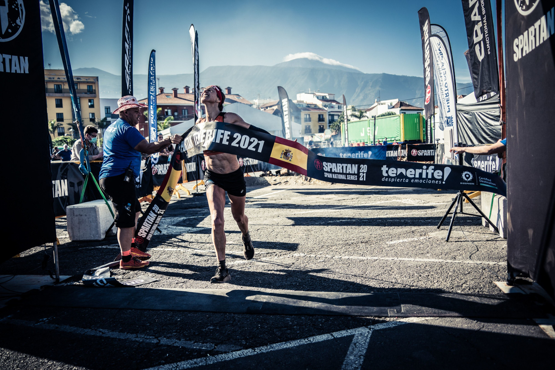 Corridore che taglia il traguardo allo Spartan Tenerife 2021 con il Monte Teide sullo sfondo.