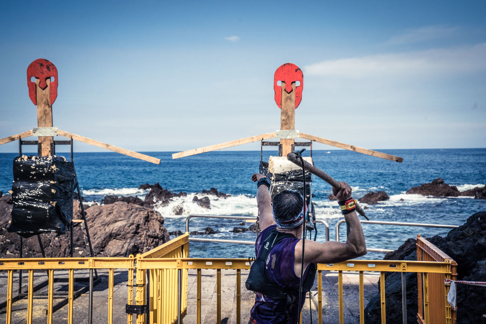 Concorrente lancia un'ascia verso il bersaglio sulla costa di Tenerife.