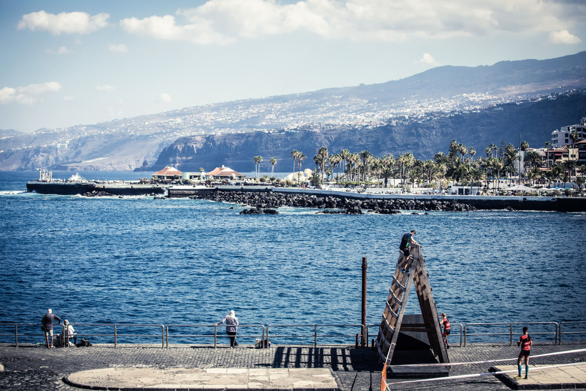 Vista del porto e della passeggiata a Puerto de la Cruz, Tenerife, con montagne sullo sfondo.