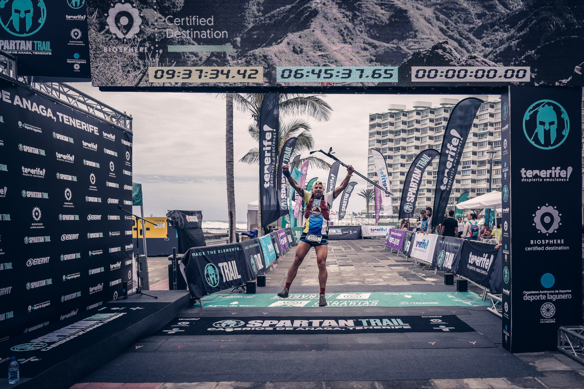 Corridore che taglia il traguardo alla gara Spartan Trail ad Anaga, Tenerife.