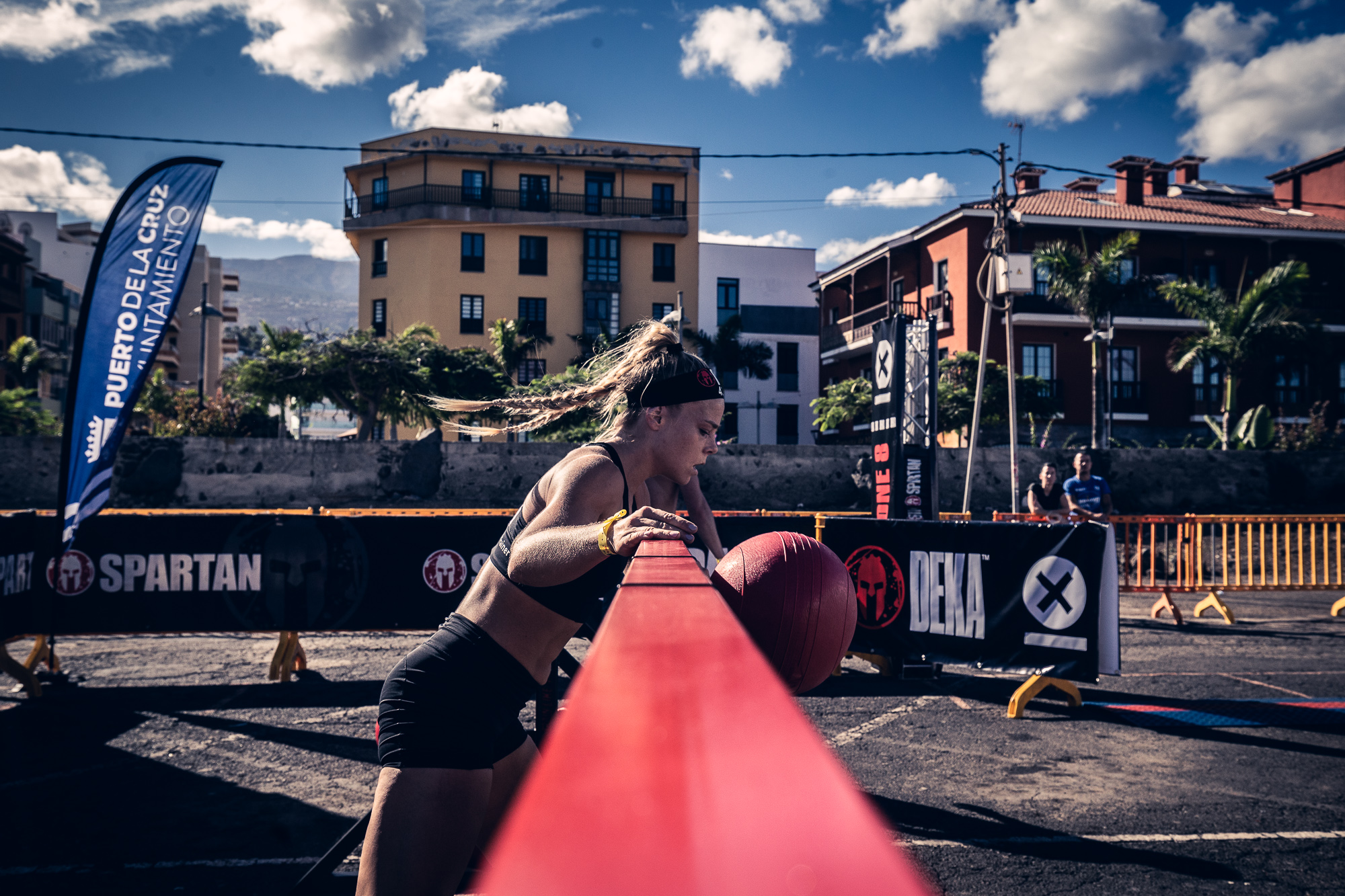 Atleta in competizione spartana a Puerto de la Cruz, Tenerife. Lo striscione dice MUNICIPIO.