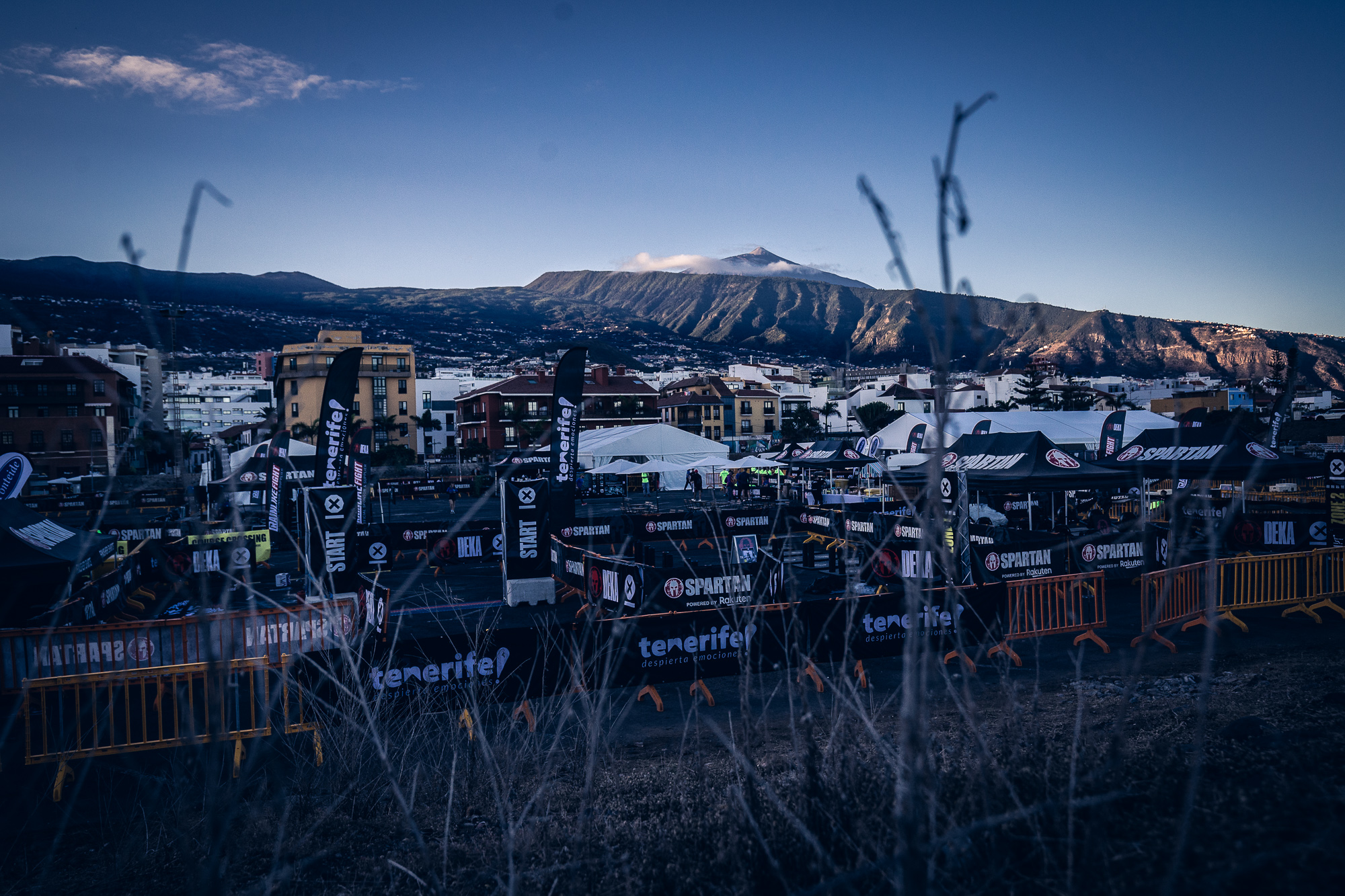 Evento sportivo a Tenerife con il Monte Teide sullo sfondo e tende Spartan Race.