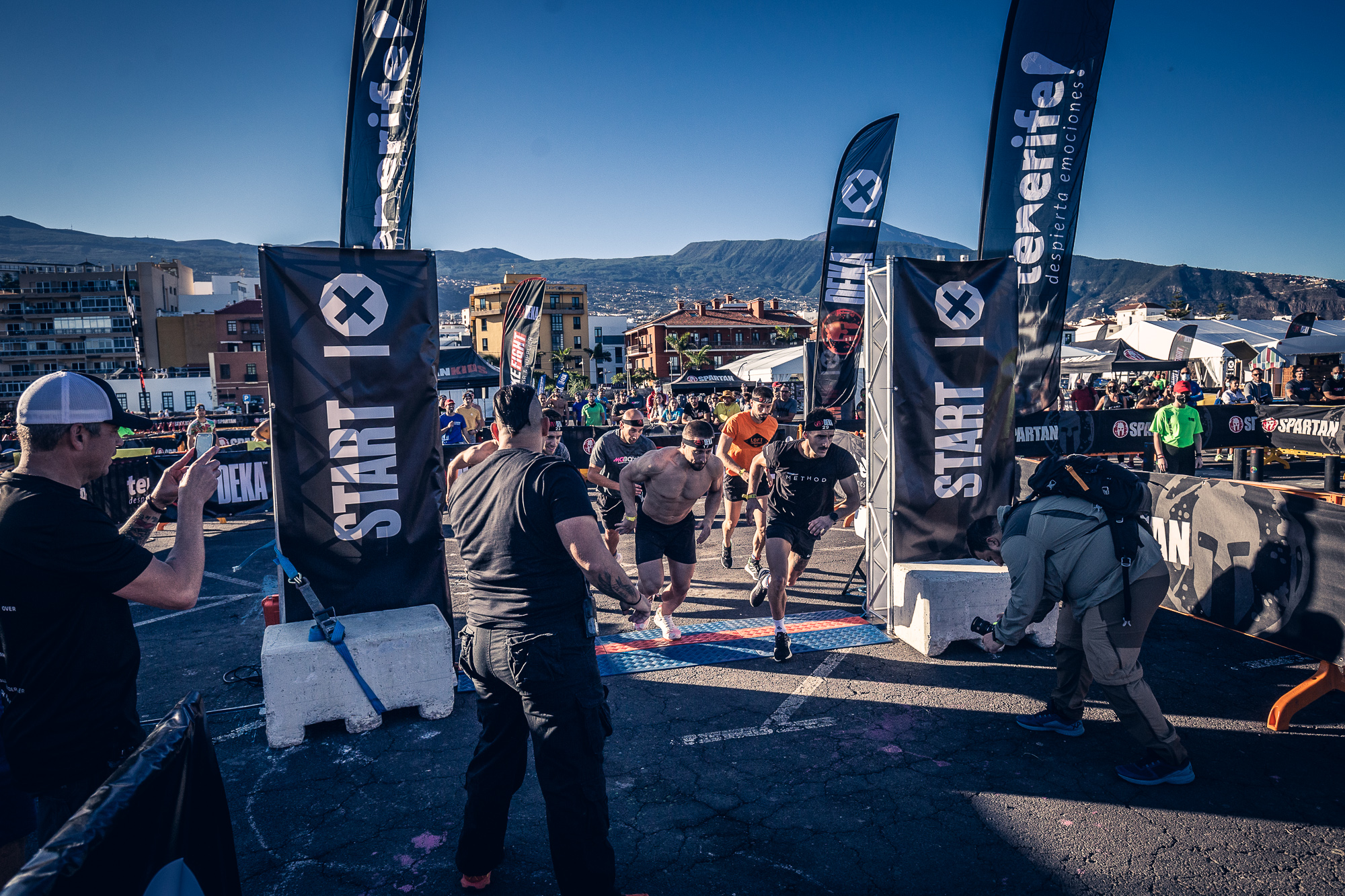 Corridori che iniziano una gara Spartan Race a Tenerife.