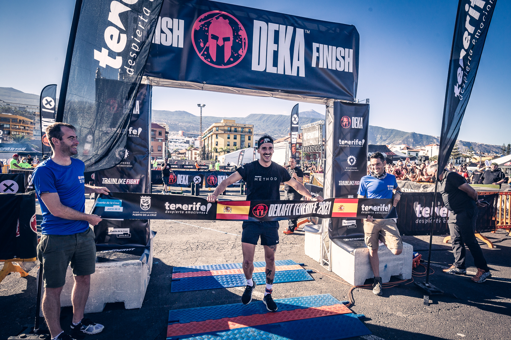 Corridore taglia il traguardo a DEKA Tenerife 2021 a Puerto de la Cruz.