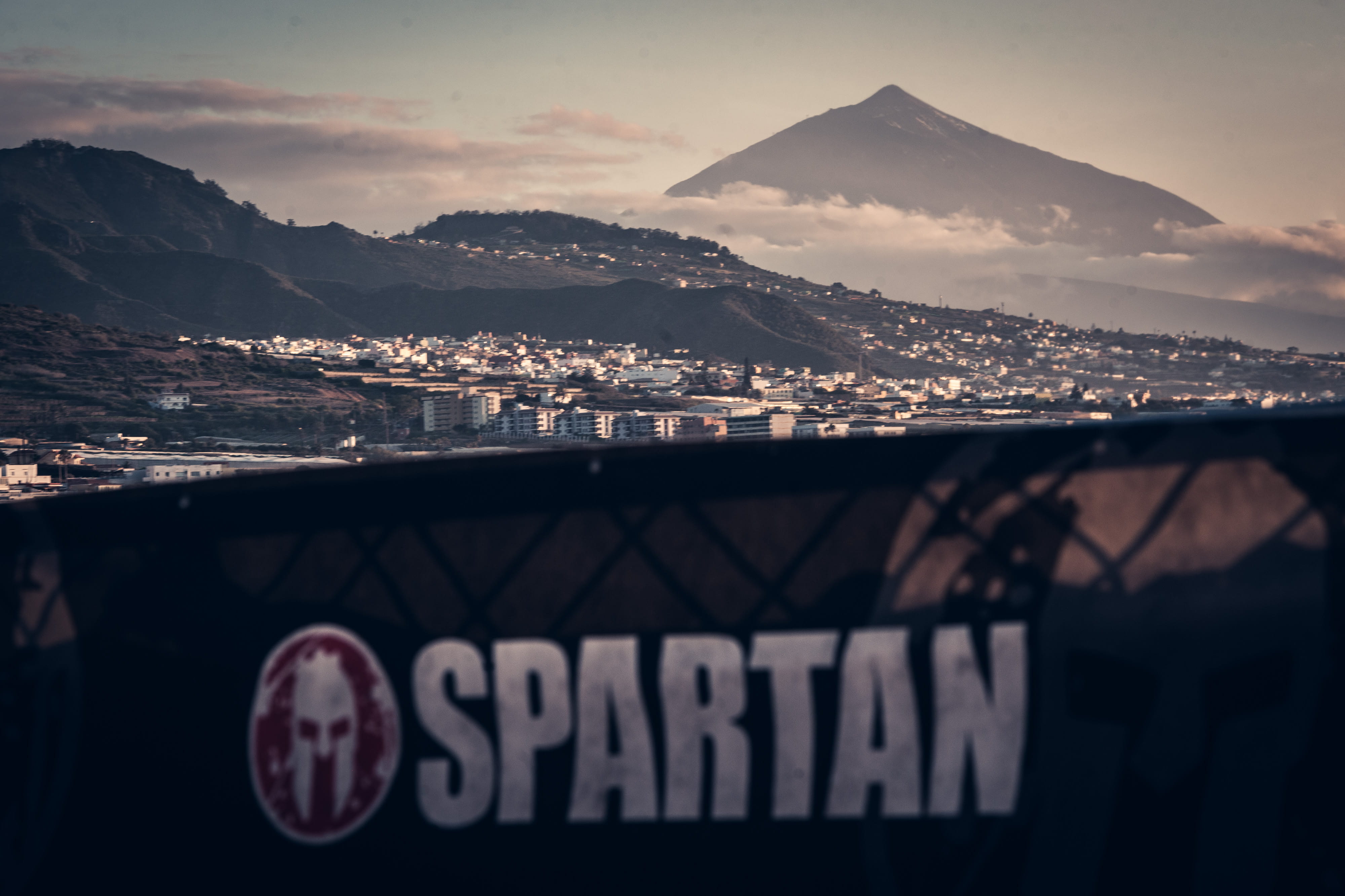 Vista della città con il Monte Teide sullo sfondo e il cartello spartano in primo piano. Tenerife.