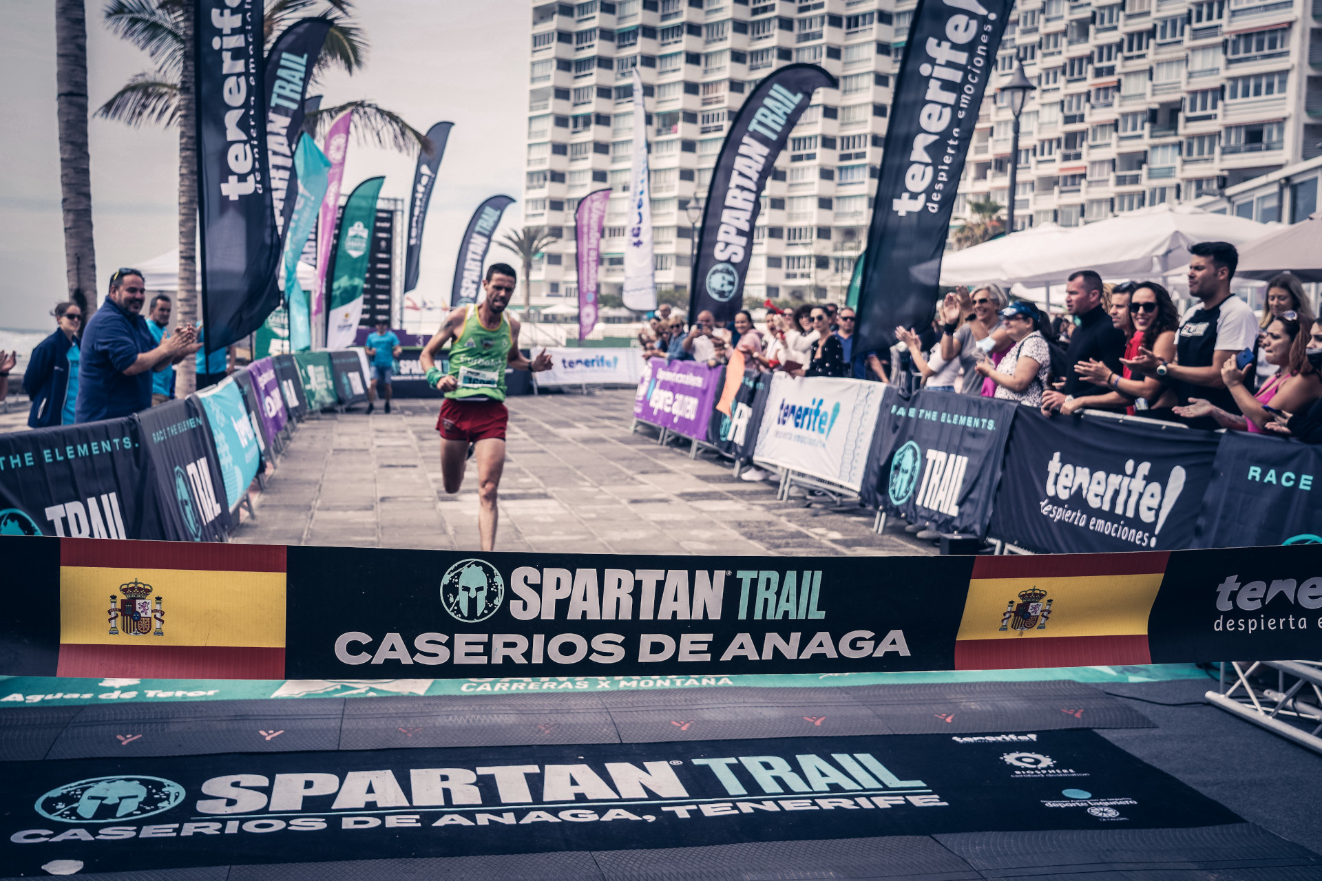 Corridore che attraversa il traguardo a Spartan Trail Caseríos de Anaga, Tenerife.