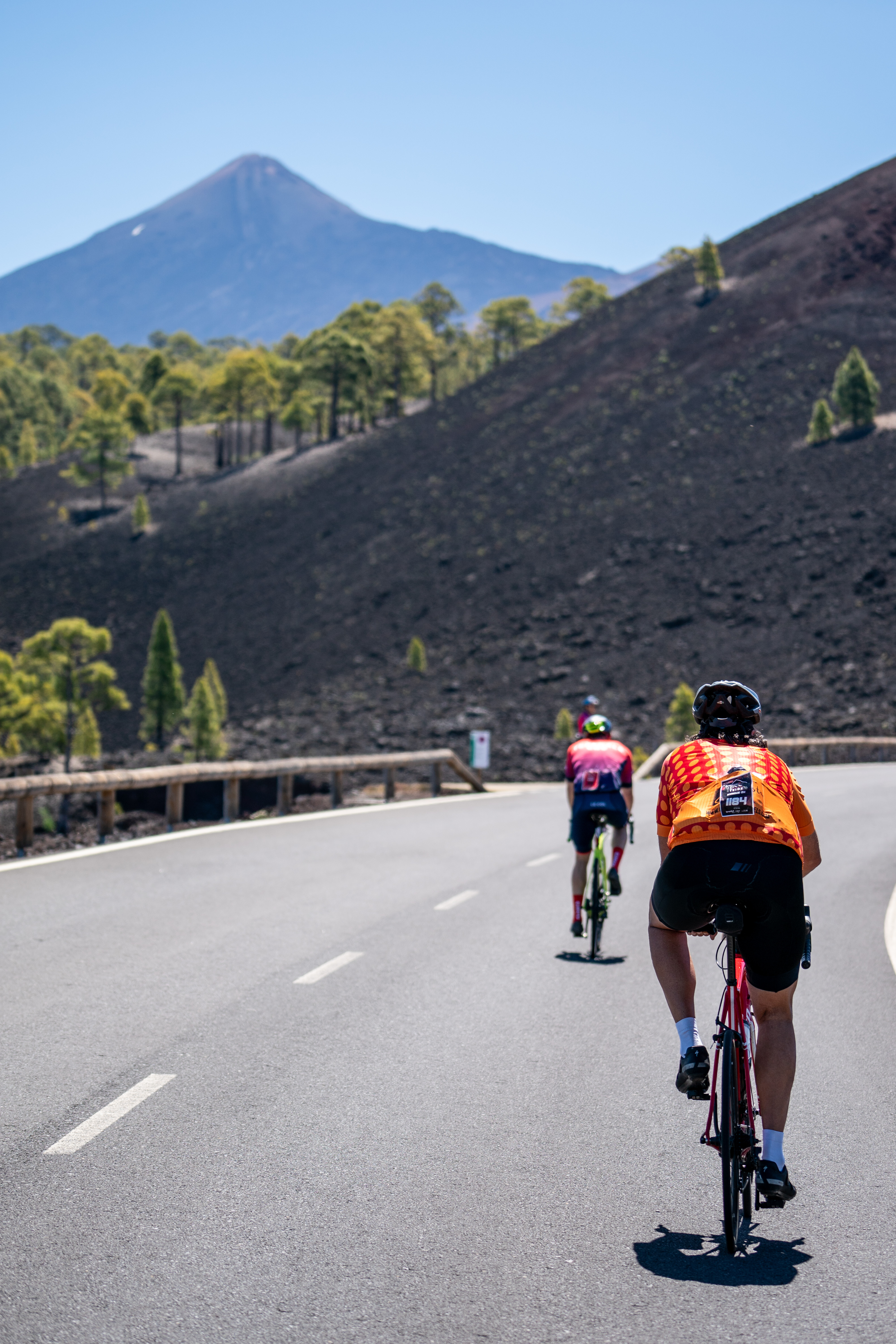 Ciclisti su strada asfaltata vicino al Monte Teide a Tenerife.