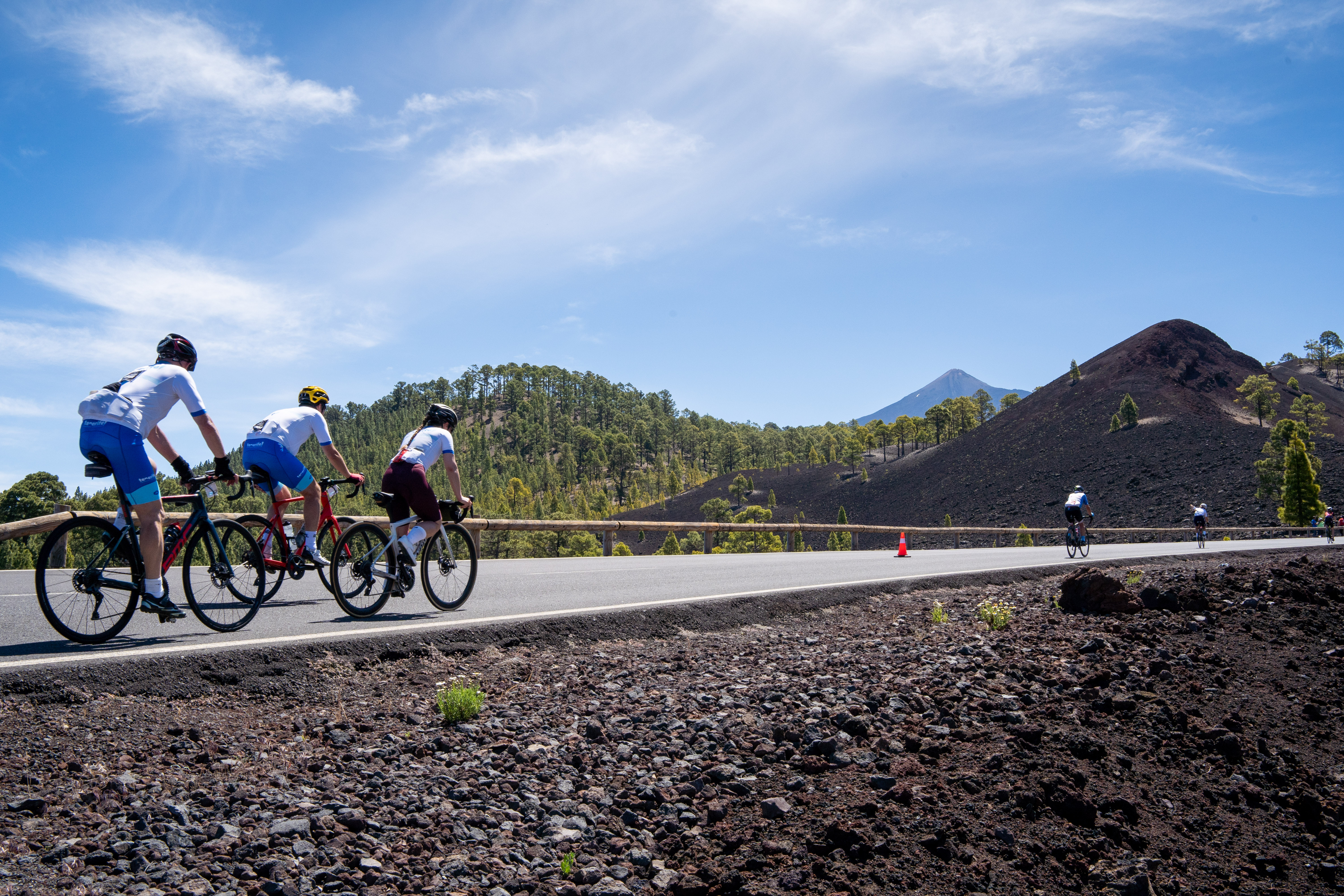 Ciclisti che scalano una strada nel Parco Nazionale del Teide, Tenerife.