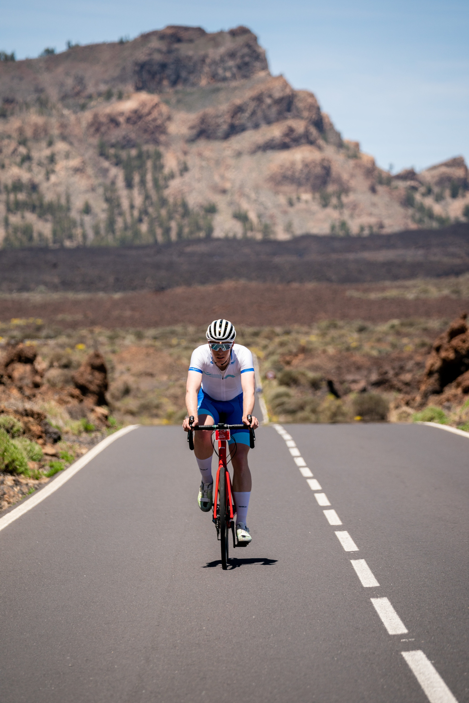 Ciclista sulla strada verso le montagne di Tenerife.