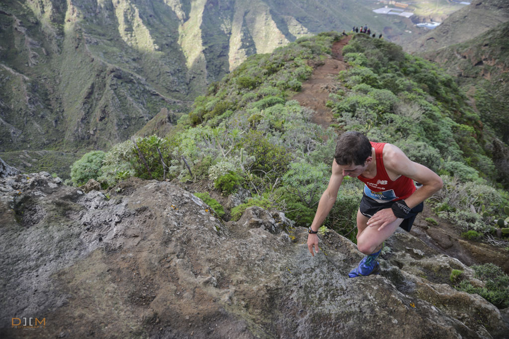 Corridore che scala una collina su un sentiero di montagna ad Anaga, Tenerife.