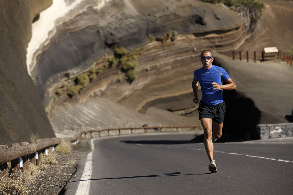 Un corridoio su una strada montuosa a Tenerife, vicino a un paesaggio vulcanico.