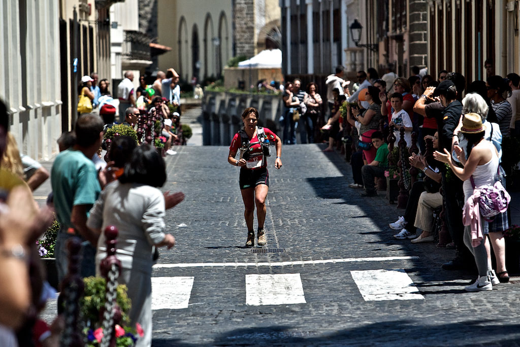 Maratoneta di strada a La Laguna, Tenerife, circondato da spettatori.