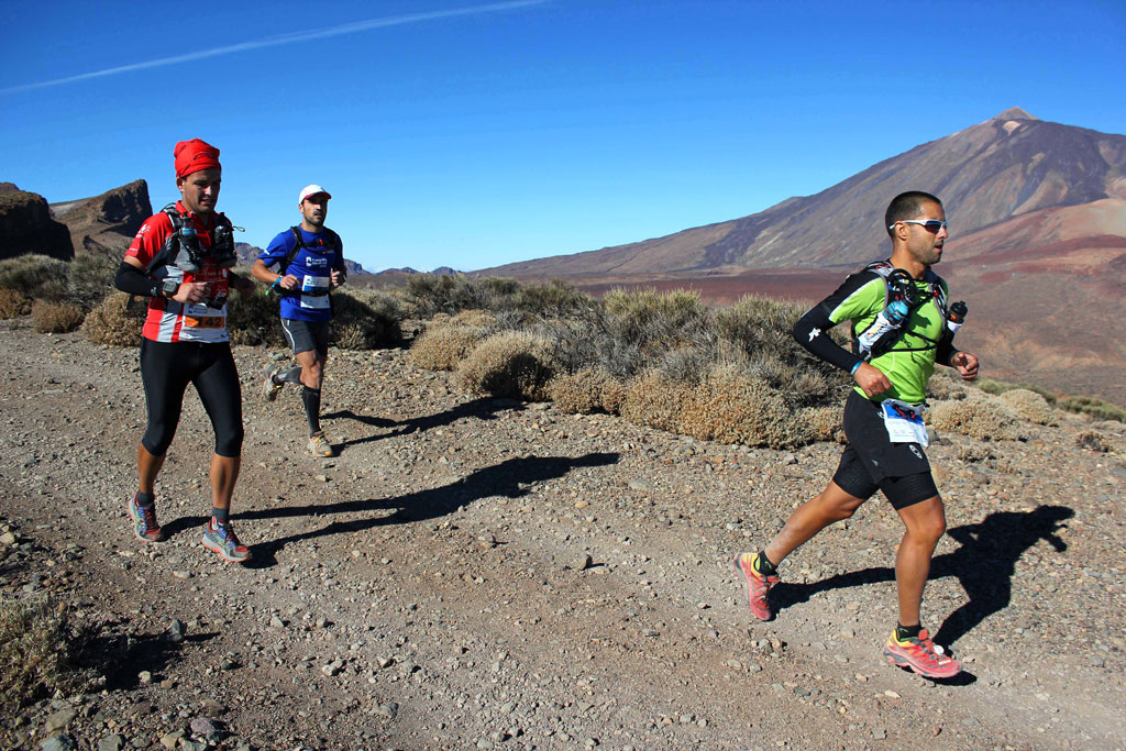 Corridori che partecipano a una gara di montagna nel Parco Nazionale del Teide, Tenerife.