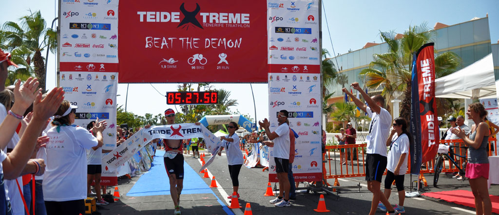 Corridore che taglia il traguardo nel triathlon Teide Xtreme Tenerife.