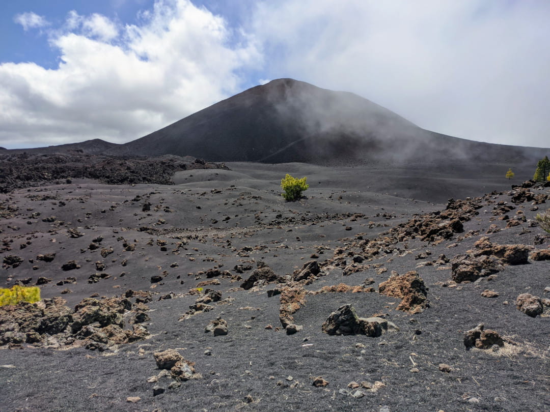 Paesaggio vulcanico con terreno roccioso e una collina a Tenerife.