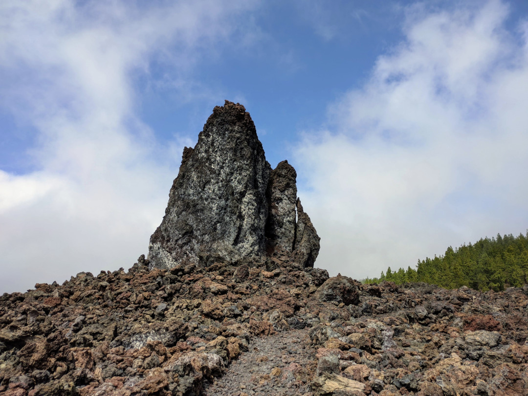 Formazione rocciosa vulcanica a Tenerife sotto un cielo parzialmente nuvoloso.
