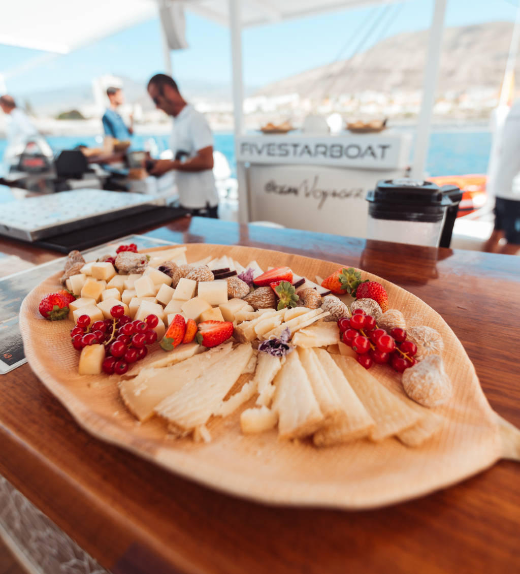 Vassoio di formaggio e frutta in barca a Tenerife, sul fondale e in montagna.