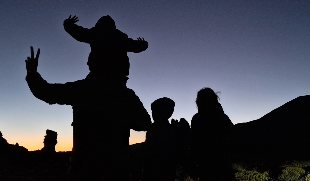 Persone al tramonto nel Parco Nazionale del Teide, Tenerife.