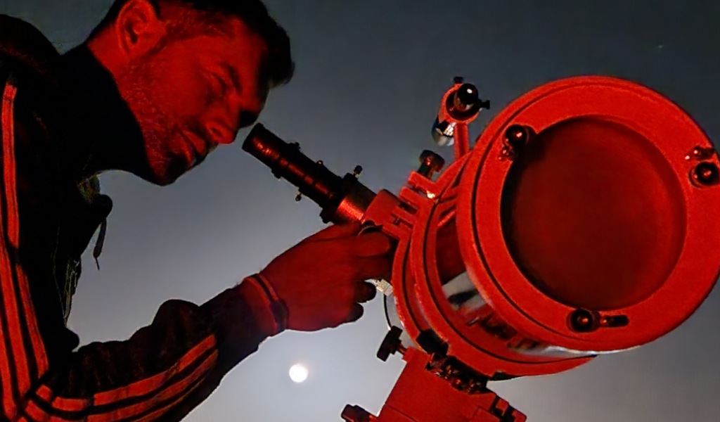 Persona che osserva il cielo con un telescopio a Tenerife.