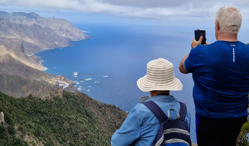 Persone che scattano foto del paesaggio costiero di Tenerife.