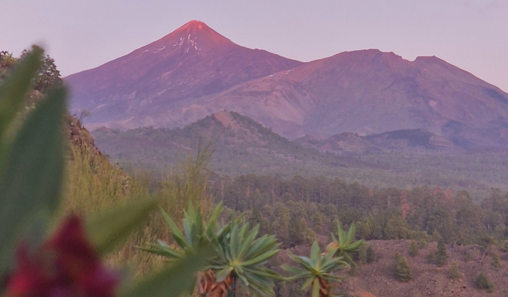 Veduta del Monte Teide e del paesaggio naturale di Tenerife al tramonto.