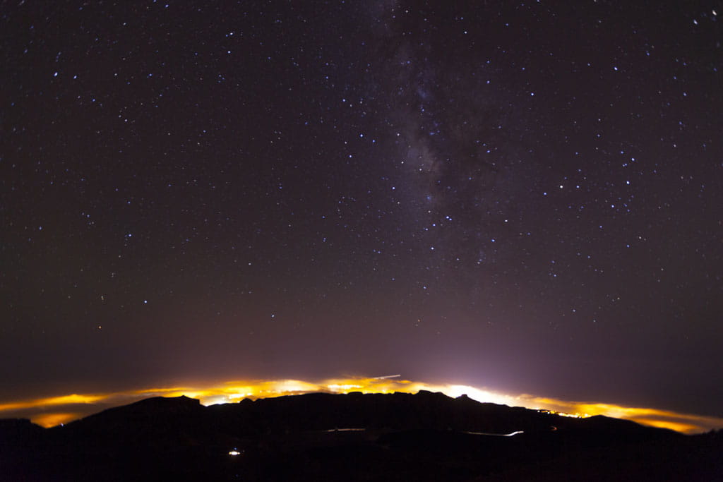 Cielo stellato sopra il Monte Teide a Tenerife di notte.