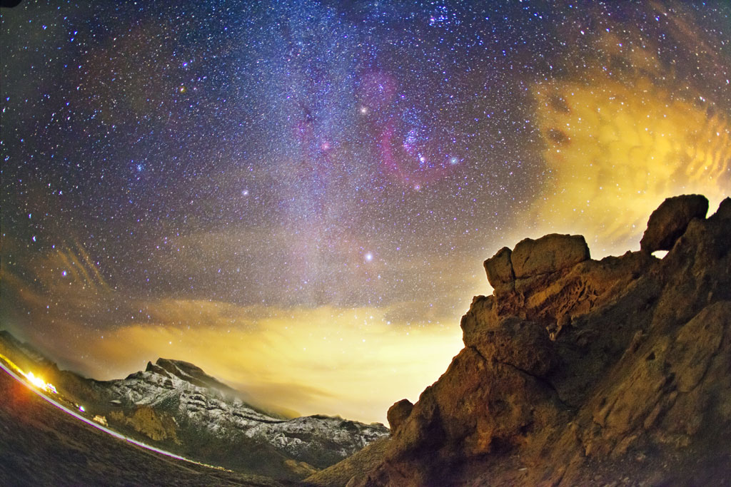 Cielo stellato sopra rocce nel paesaggio notturno del Parco Nazionale del Teide, Tenerife.