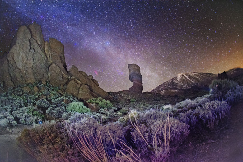 Formazioni rocciose e cielo stellato nel Parco Nazionale del Teide, Tenerife.