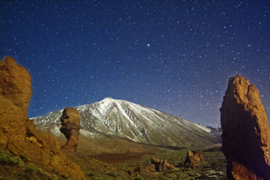 Il Monte Teide a Tenerife sotto un cielo stellato.