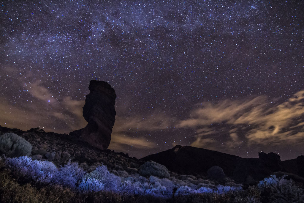 Cielo stellato su roccia nel Parco Nazionale del Teide, Tenerife.
