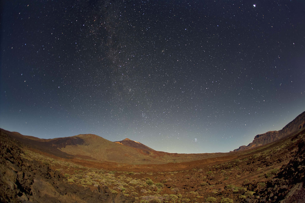 Cielo stellato sul paesaggio del Parco Nazionale del Teide a Tenerife.