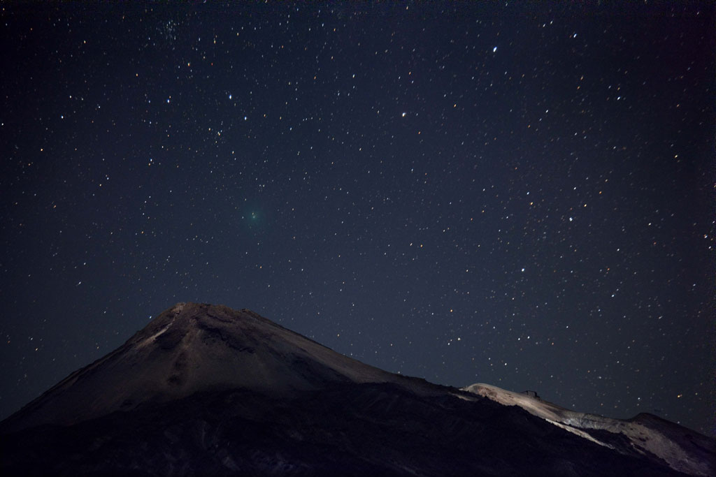 Cielo stellato sopra il Monte Teide a Tenerife di notte.