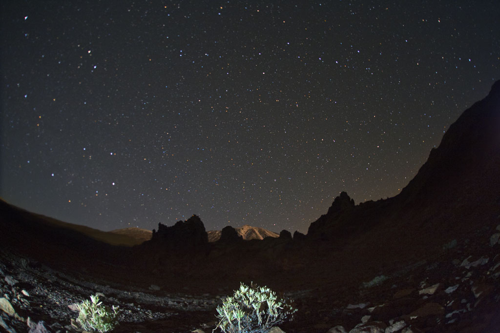 Cielo stellato sul Monte Teide a Tenerife con montagne al buio.