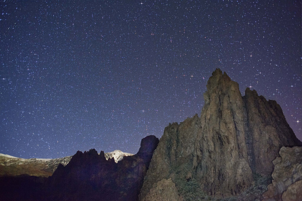 Cielo stellato sopra rocce nel Parco Nazionale del Teide, Tenerife.