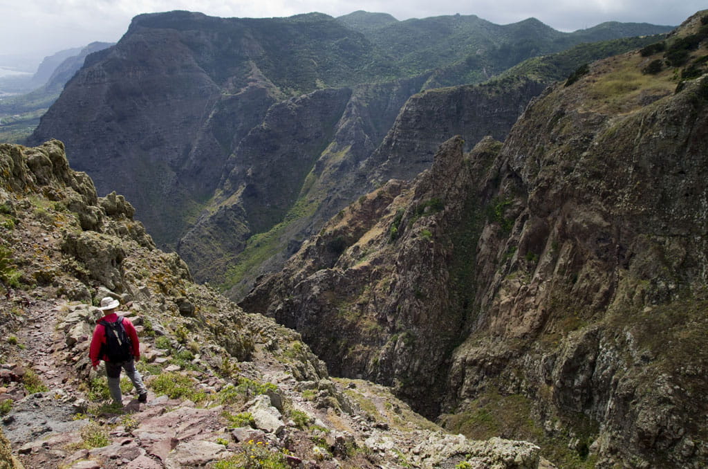 Escursionista nel ripido Barranco de Masca a Tenerife.