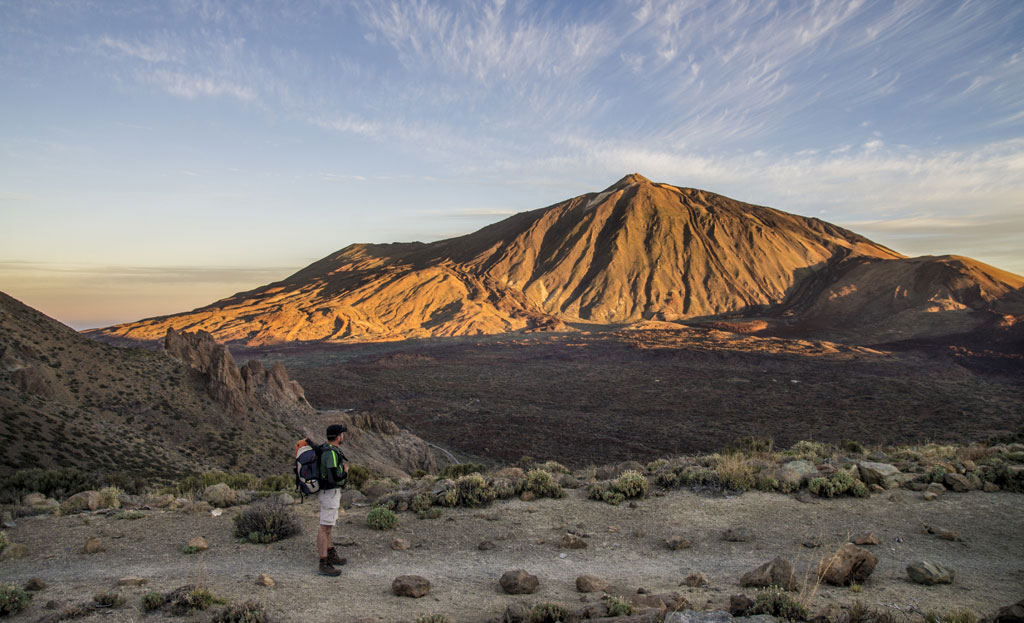 Persona davanti al Monte Teide al tramonto, Tenerife.