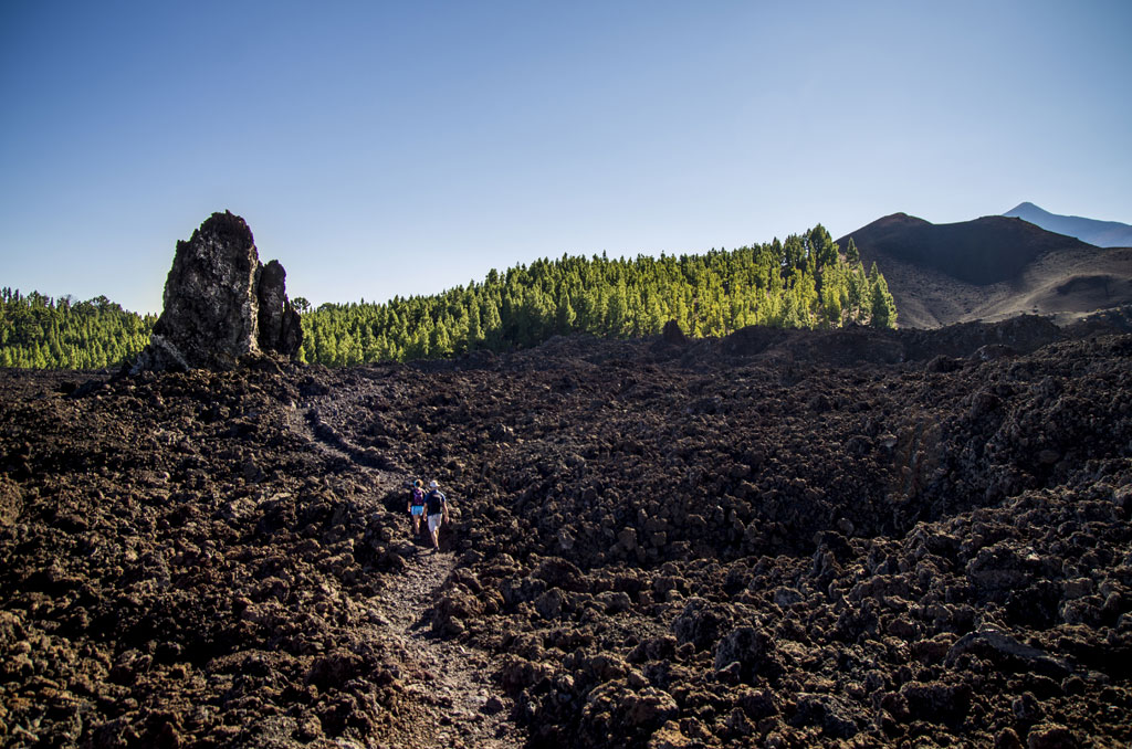 Sentiero di lava e rocce vulcaniche nel Parco Nazionale del Teide, Tenerife.