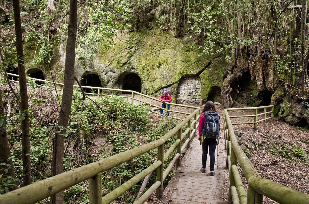 Sentiero con persone e grotte ad Anaga, Tenerife.