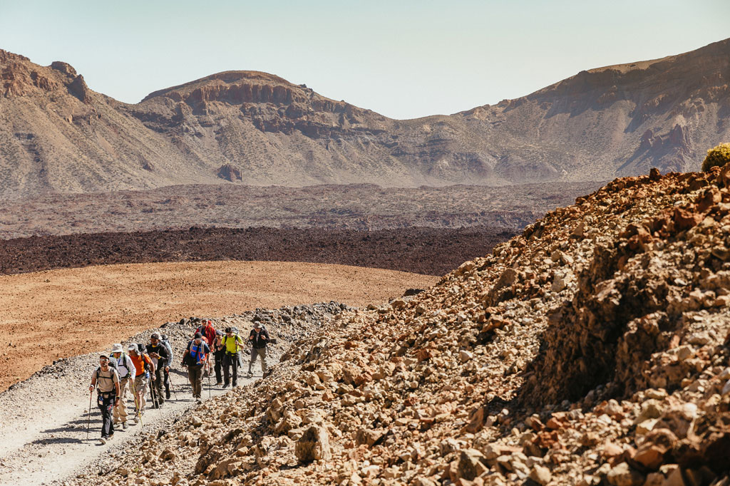 Gruppo di escursionisti su un sentiero roccioso nel Parco Nazionale del Teide, Tenerife.