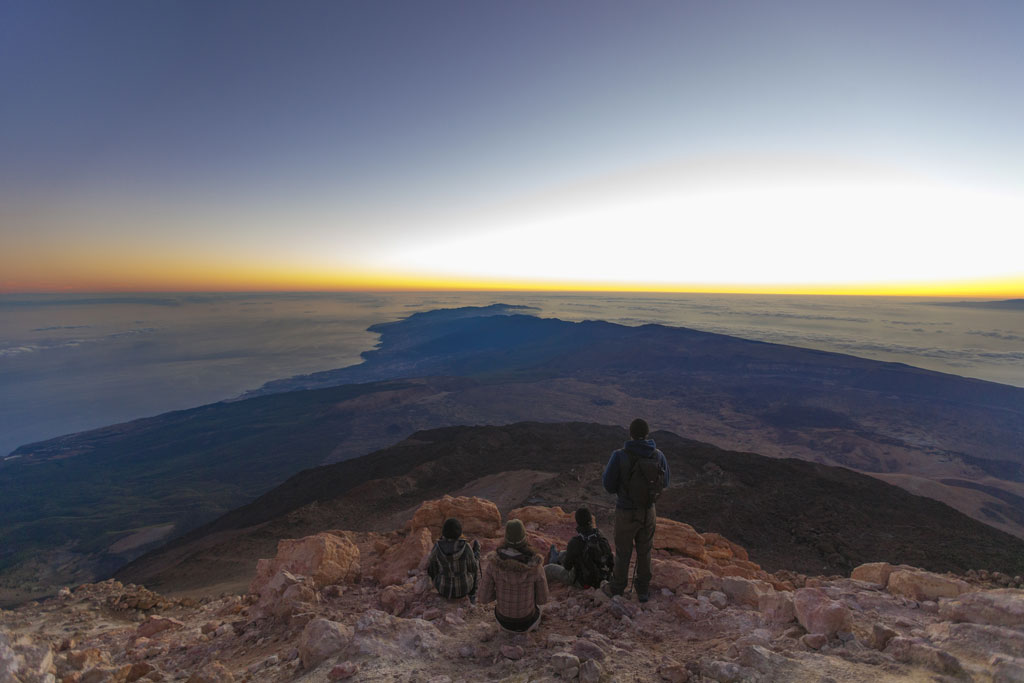 L'alba sul Monte Teide, Tenerife, con persone che osservano il paesaggio dalla cima.