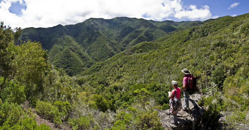 Due persone contemplano il paesaggio montuoso del Parco Rurale di Anaga a Tenerife.