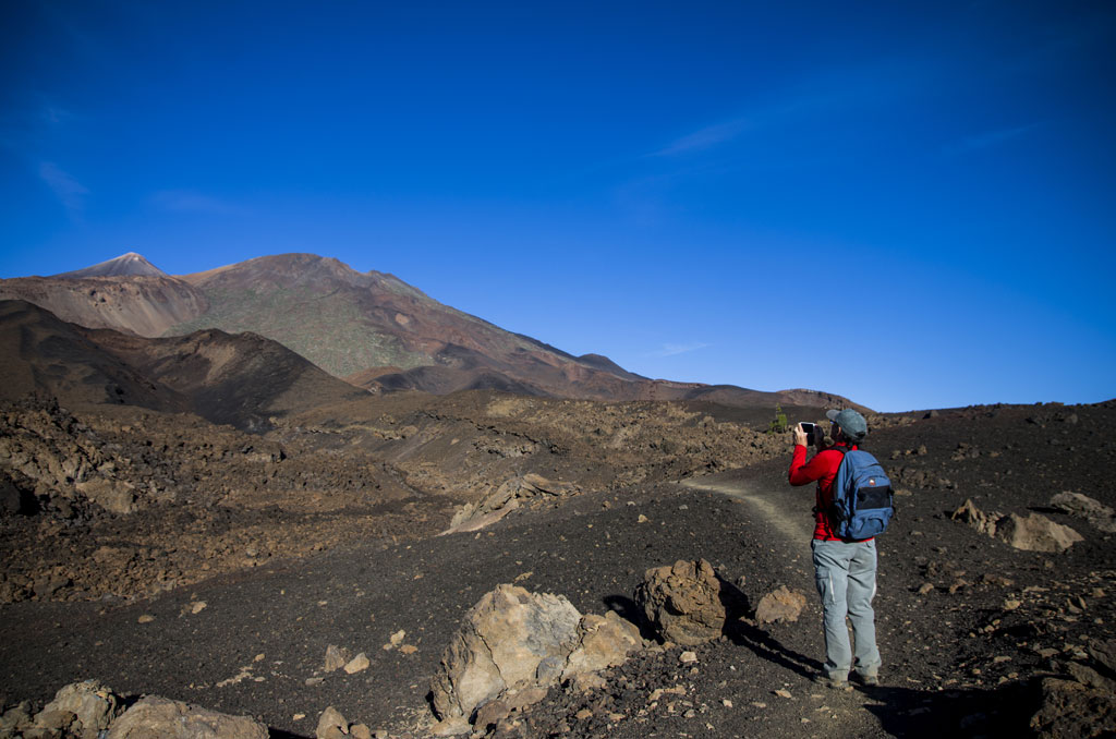Persona che fotografa paesaggi vulcanici nel Parco Nazionale del Teide, Tenerife.